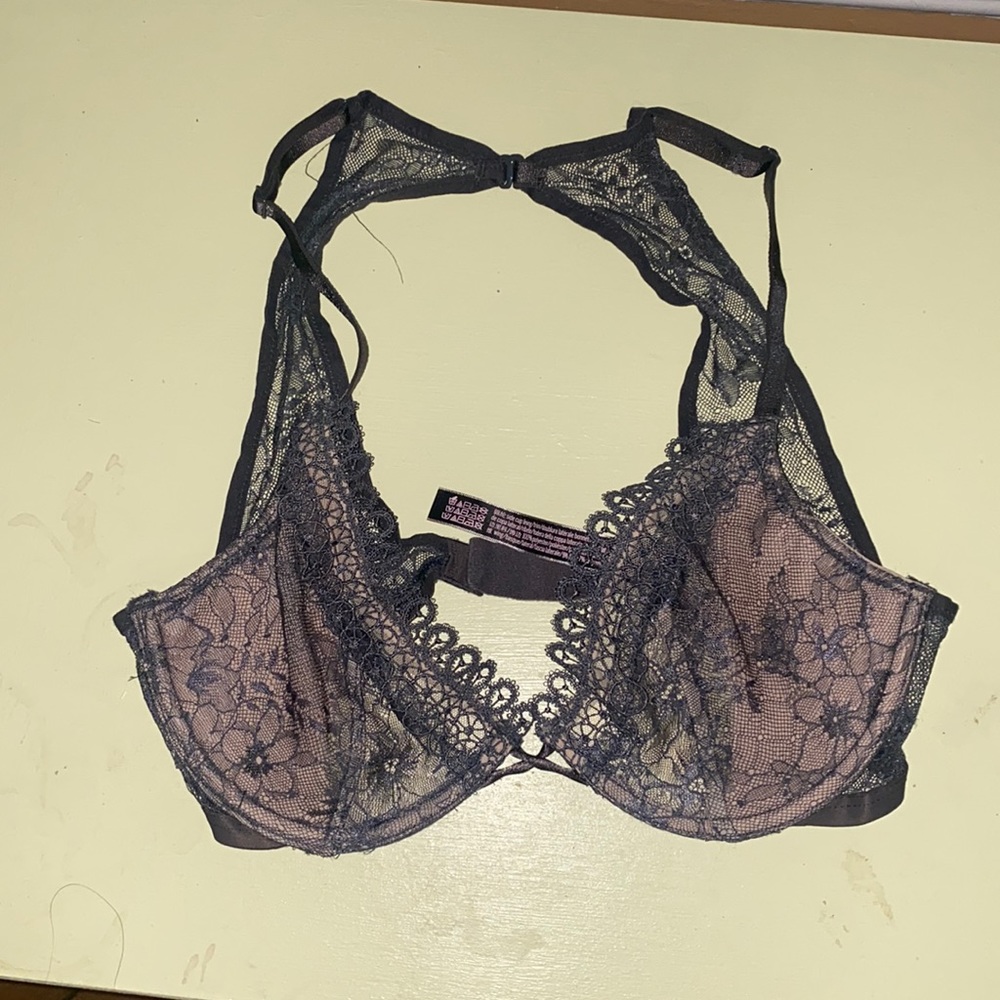 Never worn Victoria’s Secret unlined plunge 32D